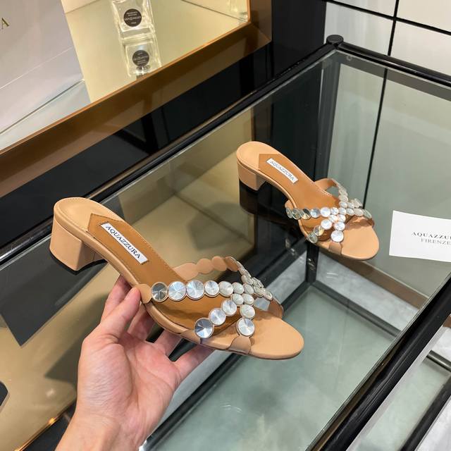 aquazzura 2024 新款拖鞋 顶级版本 代购品质 这款中跟拖鞋搭配大圆钻粗跟鞋水钻。大圆钻闪耀夺目，如同一颗颗璀璨的星星落在鞋面上。粗跟设计不仅稳当，