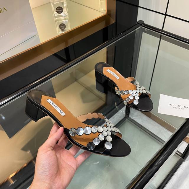 aquazzura 2024 新款拖鞋 顶级版本 代购品质 这款中跟拖鞋搭配大圆钻粗跟鞋水钻。大圆钻闪耀夺目，如同一颗颗璀璨的星星落在鞋面上。粗跟设计不仅稳当，