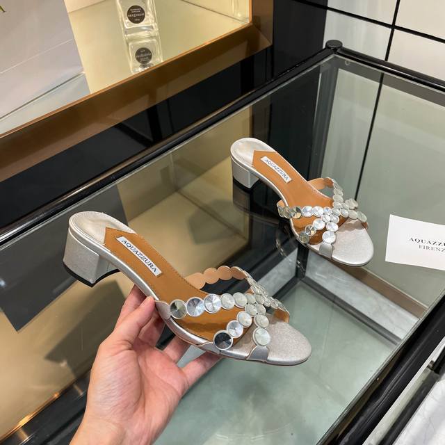 aquazzura 2024 新款拖鞋 顶级版本 代购品质 这款中跟拖鞋搭配大圆钻粗跟鞋水钻。大圆钻闪耀夺目，如同一颗颗璀璨的星星落在鞋面上。粗跟设计不仅稳当，