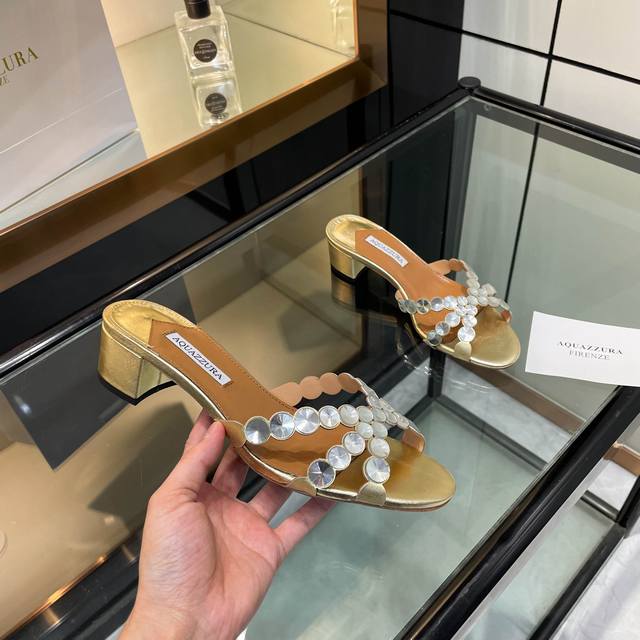 aquazzura 2024 新款拖鞋 顶级版本 代购品质 这款中跟拖鞋搭配大圆钻粗跟鞋水钻。大圆钻闪耀夺目，如同一颗颗璀璨的星星落在鞋面上。粗跟设计不仅稳当，