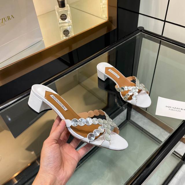 aquazzura 2024 新款拖鞋 顶级版本 代购品质 这款中跟拖鞋搭配大圆钻粗跟鞋水钻。大圆钻闪耀夺目，如同一颗颗璀璨的星星落在鞋面上。粗跟设计不仅稳当，