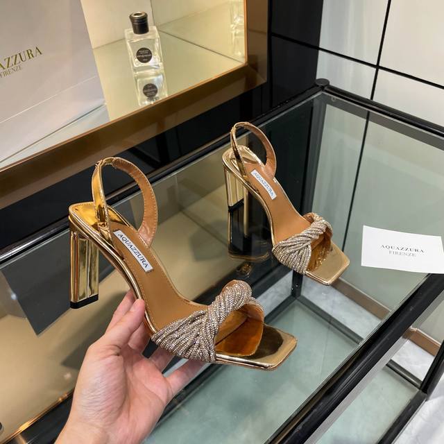 aquazzura 2024 新款拖鞋 顶级版本 代购品质 这双施华洛奇水钻高跟凉鞋，简直是钻光璀璨的梦幻之履！满满的水钻，如同繁星汇聚，闪耀着令人目眩神迷的光