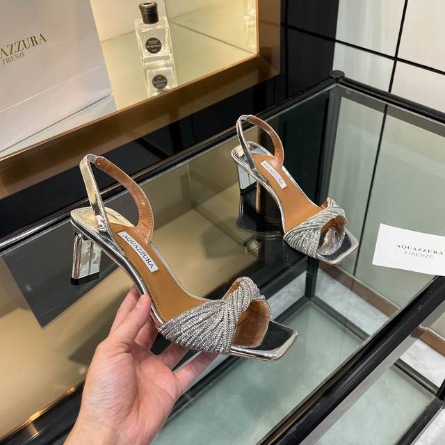 aquazzura 2024 新款拖鞋 顶级版本 代购品质 这双施华洛奇水钻高跟凉鞋，简直是钻光璀璨的梦幻之履！满满的水钻，如同繁星汇聚，闪耀着令人目眩神迷的光