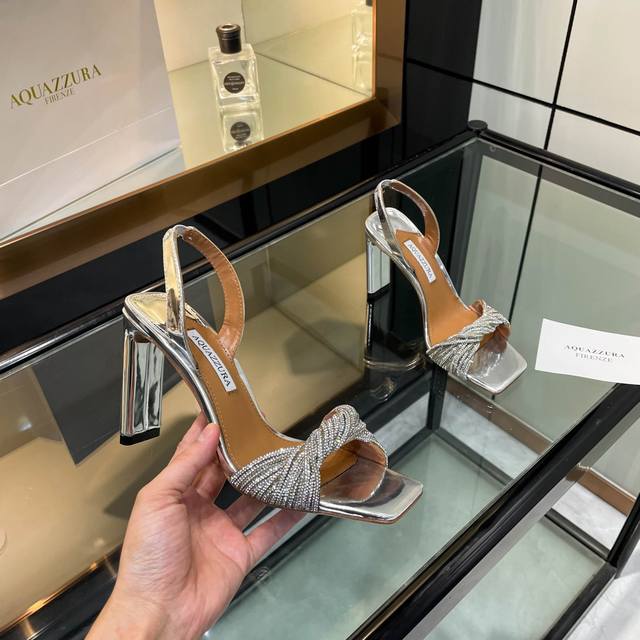 aquazzura 2024 新款拖鞋 顶级版本 代购品质 这双施华洛奇水钻高跟凉鞋，简直是钻光璀璨的梦幻之履！满满的水钻，如同繁星汇聚，闪耀着令人目眩神迷的光