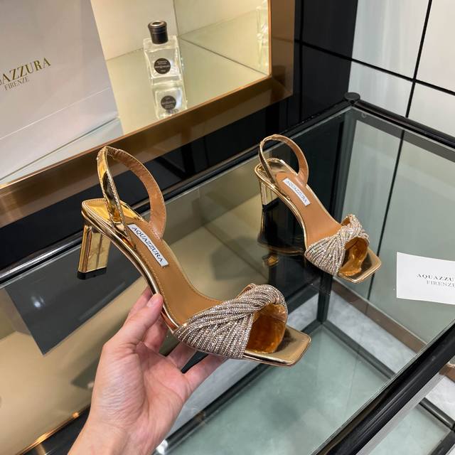 aquazzura 2024 新款拖鞋 顶级版本 代购品质 这双施华洛奇水钻高跟凉鞋，简直是钻光璀璨的梦幻之履！满满的水钻，如同繁星汇聚，闪耀着令人目眩神迷的光