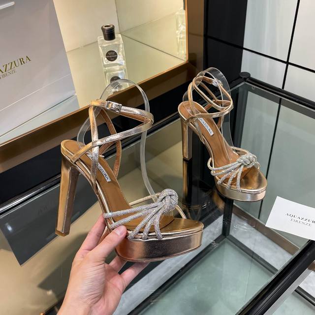 aquazzura 2024 新款拖鞋 顶级版本 代购品质 这双高跟水钻防水台凉鞋，镶嵌着施华洛奇钻，美到不可方物！水钻闪耀着迷人光芒，如同夜空中最亮的星。防水