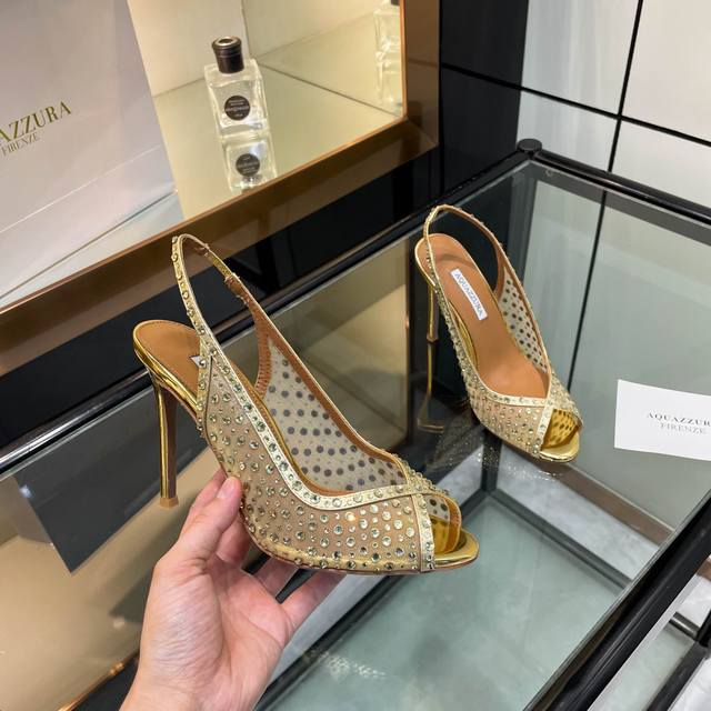 aquazzura 2024 新款拖鞋 顶级版本 代购品质 这双水钻高跟鱼嘴凉鞋网搭配施华洛奇钻，简直是魅力的魔法鞋！鱼嘴的俏皮，网面的神秘，再加上施华洛奇钻的