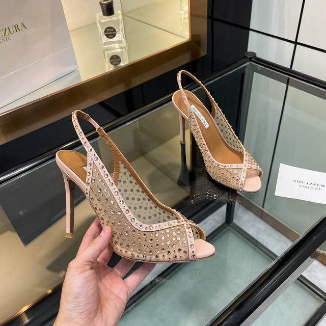 aquazzura 2024 新款拖鞋 顶级版本 代购品质 这双水钻高跟鱼嘴凉鞋网搭配施华洛奇钻，简直是魅力的魔法鞋！鱼嘴的俏皮，网面的神秘，再加上施华洛奇钻的