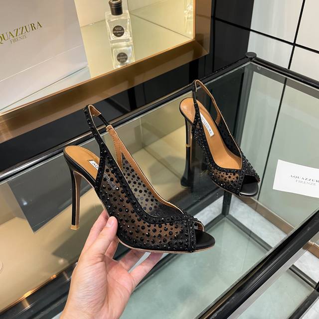 aquazzura 2024 新款拖鞋 顶级版本 代购品质 这双水钻高跟鱼嘴凉鞋网搭配施华洛奇钻，简直是魅力的魔法鞋！鱼嘴的俏皮，网面的神秘，再加上施华洛奇钻的