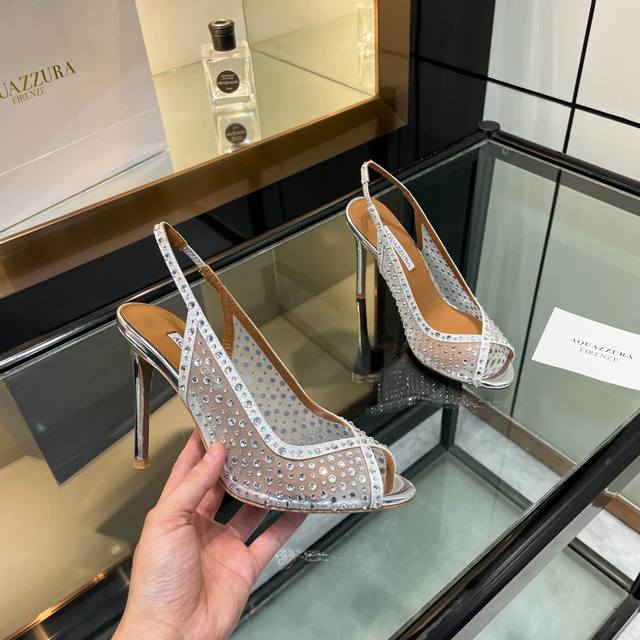 aquazzura 2024 新款拖鞋 顶级版本 代购品质 这双水钻高跟鱼嘴凉鞋网搭配施华洛奇钻，简直是魅力的魔法鞋！鱼嘴的俏皮，网面的神秘，再加上施华洛奇钻的