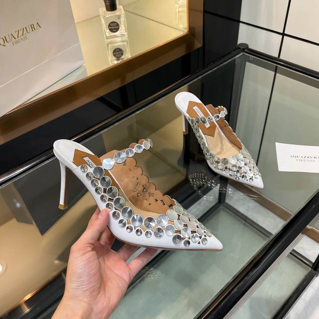 aquazzura 2024 新款拖鞋 顶级版本 代购品质 这双大圆钻高跟拖鞋，尖头设计搭配水钻，美到令人窒息！大圆钻璀璨耀眼，仿佛能照亮整个世界。尖头造型尽显