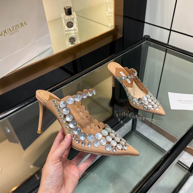 aquazzura 2024 新款拖鞋 顶级版本 代购品质 这双大圆钻高跟拖鞋，尖头设计搭配水钻，美到令人窒息！大圆钻璀璨耀眼，仿佛能照亮整个世界。尖头造型尽显