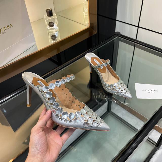 aquazzura 2024 新款拖鞋 顶级版本 代购品质 这双大圆钻高跟拖鞋，尖头设计搭配水钻，美到令人窒息！大圆钻璀璨耀眼，仿佛能照亮整个世界。尖头造型尽显