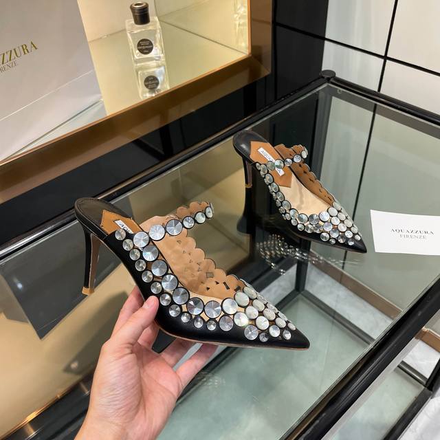 aquazzura 2024 新款拖鞋 顶级版本 代购品质 这双大圆钻高跟拖鞋，尖头设计搭配水钻，美到令人窒息！大圆钻璀璨耀眼，仿佛能照亮整个世界。尖头造型尽显