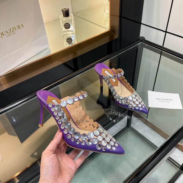 aquazzura 2024 新款拖鞋 顶级版本 代购品质 这双大圆钻高跟拖鞋，尖头设计搭配水钻，美到令人窒息！大圆钻璀璨耀眼，仿佛能照亮整个世界。尖头造型尽显