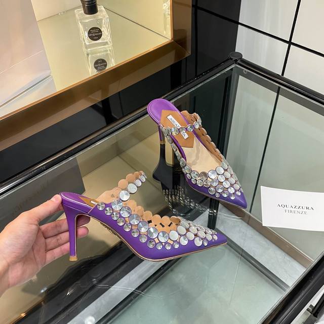 aquazzura 2024 新款拖鞋 顶级版本 代购品质 这双大圆钻高跟拖鞋，尖头设计搭配水钻，美到令人窒息！大圆钻璀璨耀眼，仿佛能照亮整个世界。尖头造型尽显