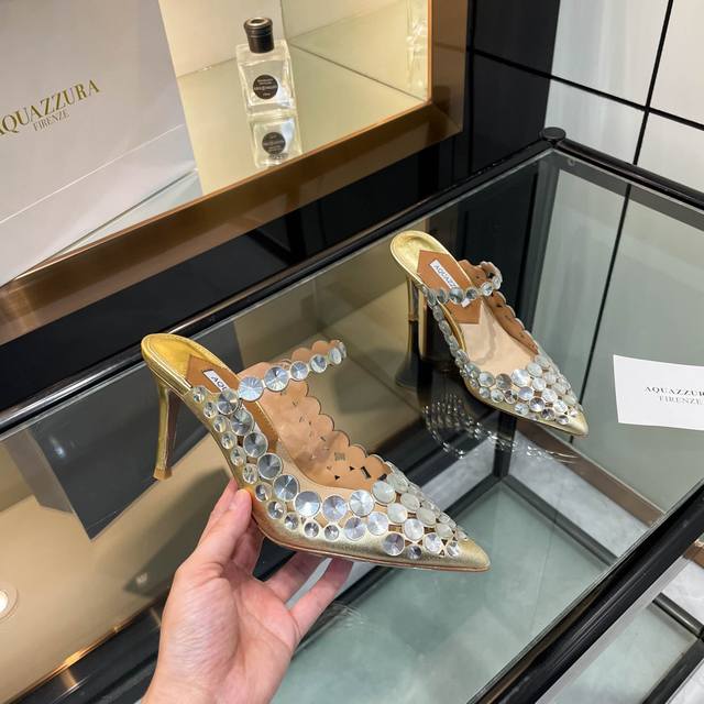 aquazzura 2024 新款拖鞋 顶级版本 代购品质 这双大圆钻高跟拖鞋，尖头设计搭配水钻，美到令人窒息！大圆钻璀璨耀眼，仿佛能照亮整个世界。尖头造型尽显