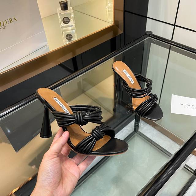 aquazzura 2024 新款拖鞋 顶级版本 代购品质 这双细带高跟圆跟拖鞋，简直是夏日的绝佳伴侣！纤细的带子轻轻环绕脚踝，宛如温柔的拥抱。高高的鞋跟拉长腿