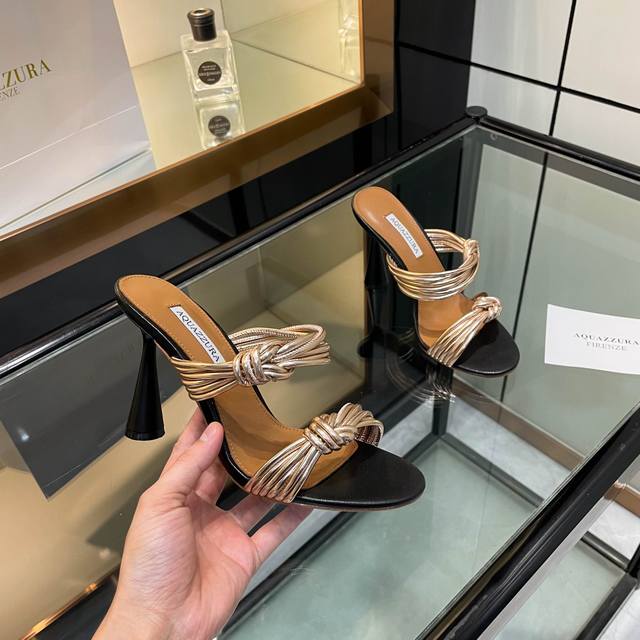 aquazzura 2024 新款拖鞋 顶级版本 代购品质 这双细带高跟圆跟拖鞋，简直是夏日的绝佳伴侣！纤细的带子轻轻环绕脚踝，宛如温柔的拥抱。高高的鞋跟拉长腿