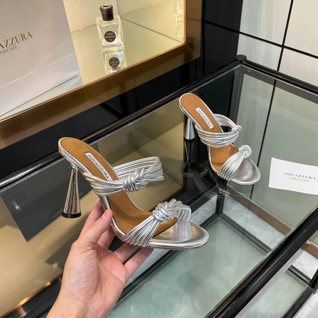 aquazzura 2024 新款拖鞋 顶级版本 代购品质 这双细带高跟圆跟拖鞋，简直是夏日的绝佳伴侣！纤细的带子轻轻环绕脚踝，宛如温柔的拥抱。高高的鞋跟拉长腿