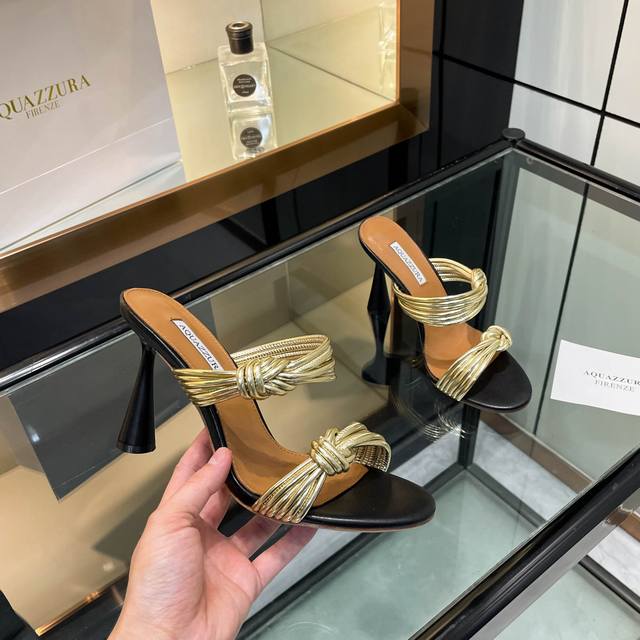 aquazzura 2024 新款拖鞋 顶级版本 代购品质 这双细带高跟圆跟拖鞋，简直是夏日的绝佳伴侣！纤细的带子轻轻环绕脚踝，宛如温柔的拥抱。高高的鞋跟拉长腿