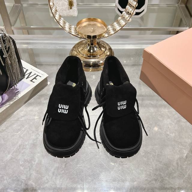 出厂 Miu Miu 24Ss 缪缪厚底饼小短靴24Ss 新款英伦风系带靴 Miumiu秀场适当独一无二的擦色工艺工艺来自miu Miu系列的细节特写 新季的潮