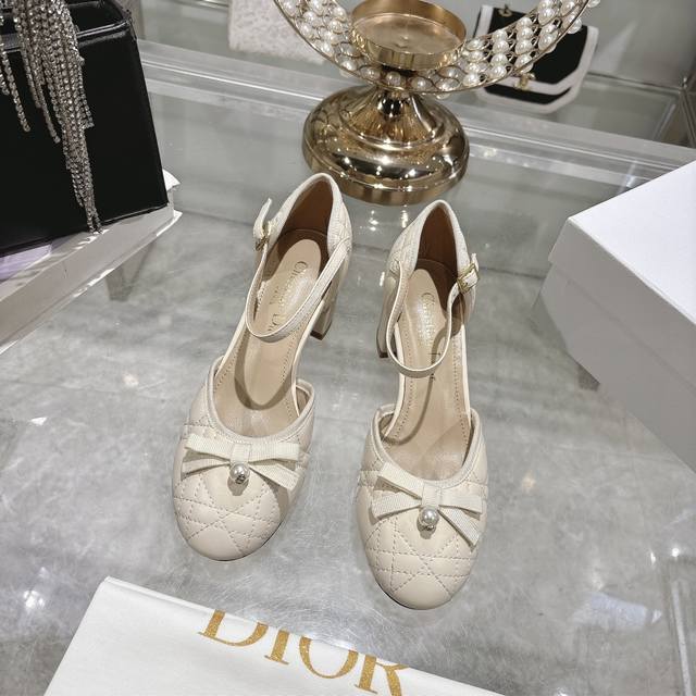 出厂 Dior*迪奥 2025Vs 春季新款中空菱格纹凉新款系列 颜色超艳 搭配毫无压力 怎么出可以美美出场 脚背一字后包设计 更显优雅 年轻 圆头小珍珠单鞋