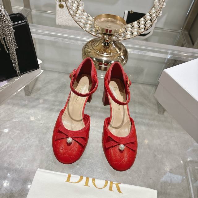 出厂 Dior*迪奥 2025Vs 春季新款中空菱格纹凉新款系列 颜色超艳 搭配毫无压力 怎么出可以美美出场 脚背一字后包设计 更显优雅 年轻 圆头小珍珠单鞋