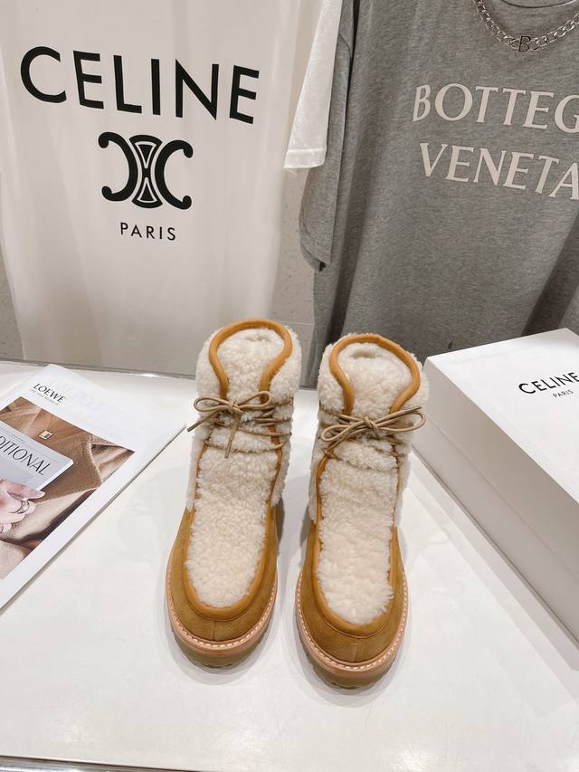 高版本出厂 Celine*赛琳2024Ss秋冬最新款毛毛短靴！ Lisa同款超火复古凯旋门绑带短靴马丁靴！ 低调简约的设计，鞋面拼接羊毛的点缀，可爱的造型带点复