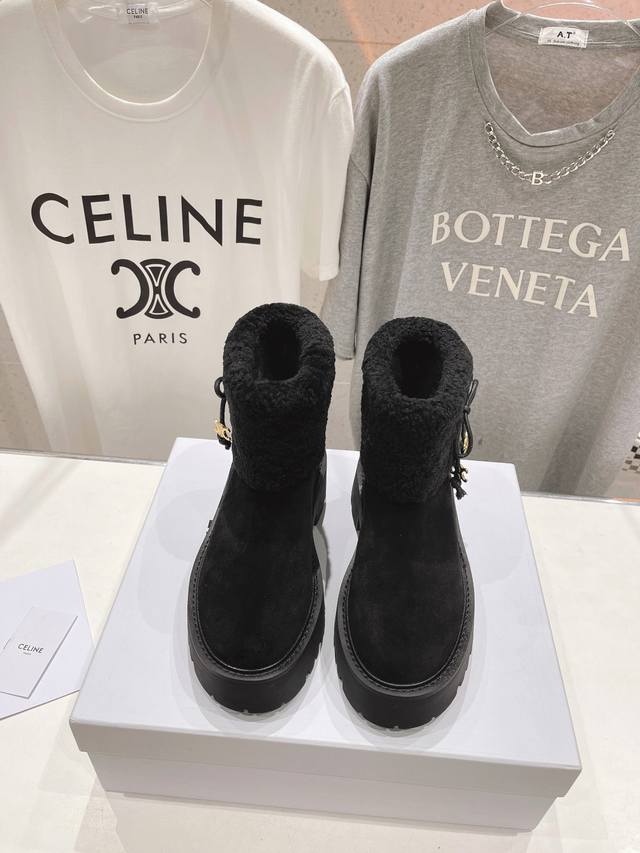 高版本出厂 Celine*赛琳2024Ss秋冬最新款毛毛短靴，Lisa同款超火复古凯旋门厚底羊羔毛短靴马丁靴！ 低调简约的设计，靴筒反毛口的设计，可爱的造型带点