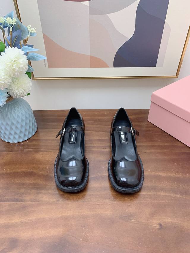 出厂价 Miu Miu 缪缪 24Ss 秋冬新款英伦风 玛丽珍 乐福鞋 Miumiu秀场适当“邋遢”擦色工艺独一无二的工艺来自miu Miu系列的细节特写 新季