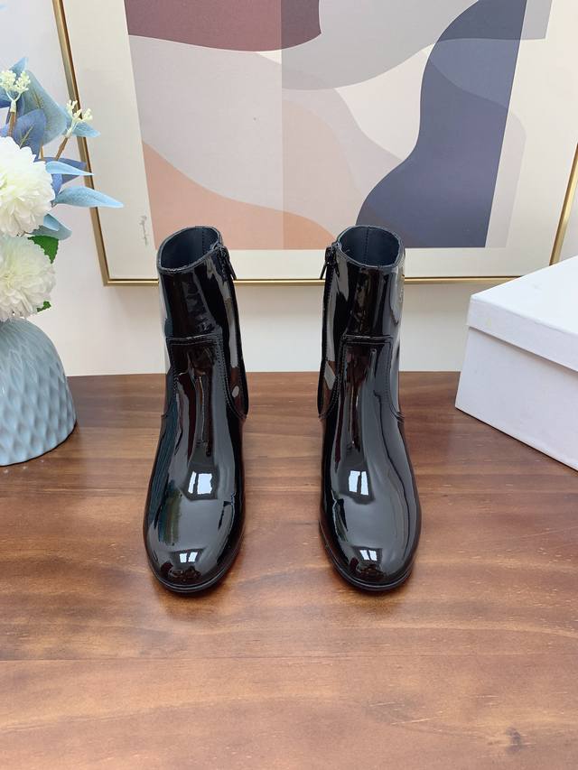 代购级 短靴 长靴 Celine 赛琳 24Ss秋冬新品 粗跟 短靴 塞琳这一季好看的款式真的是很多 比如这款军靴就很机车风 重点夸夸靴筒设计 完全不挑腿型 上