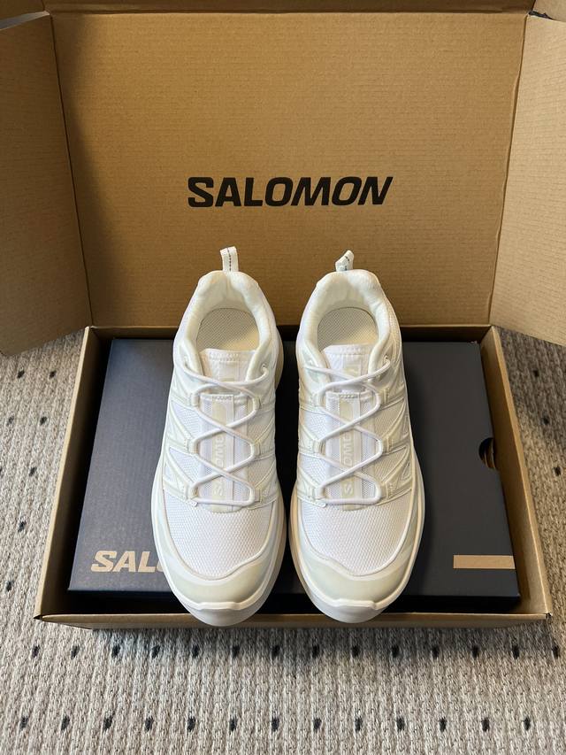 顶级版本 最新火爆款 Cdg X Salomon 萨洛蒙 联名款xt-6 系列 增高厚底休闲运动鞋 联名鞋款依旧是黑白简约配色，鞋身上的品牌字样也体现出极简主义