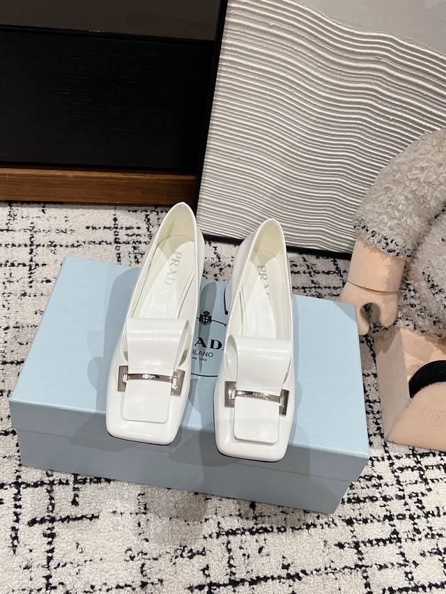 顶级品质 Prada Ss25 New Arrival～ 25早春秀款｜粗跟玛丽珍单鞋 光泽开边珠材质加上横扛金属logo饰以点缀， 小方头搭配粗跟设计造型复古