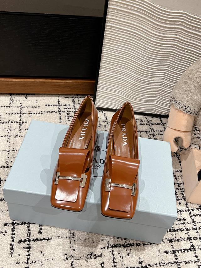 顶级品质 Prada Ss25 New Arrival～ 25早春秀款｜粗跟玛丽珍单鞋 光泽开边珠材质加上横扛金属logo饰以点缀， 小方头搭配粗跟设计造型复古