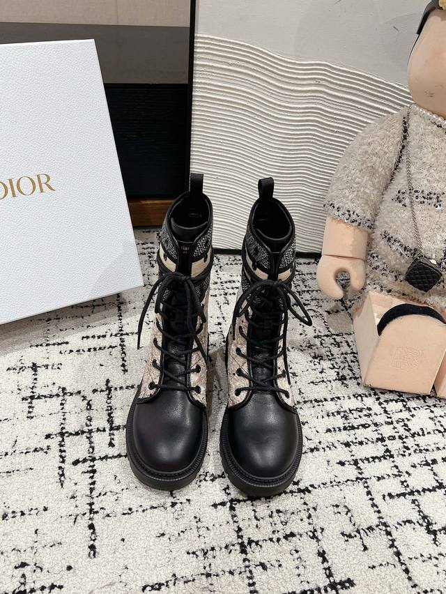 皮里 毛里 Dior Fw24 New Arrival～ Dior 经典马丁靴靴｜2024最新配色 这靴有多受青睐就无需赘述了时髦度极高 穿着搭配 颜值和舒适度