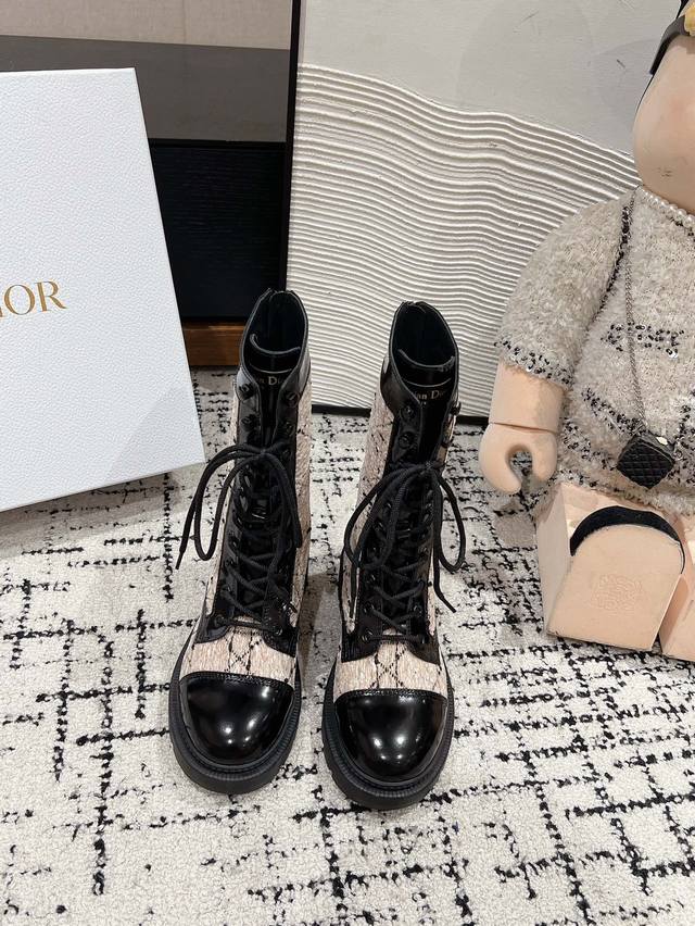 顶级品质 Dior Fw24 New Arrival～ Dior 经典马丁靴｜2024最新配色 这靴有多受青睐就无需赘述了时髦度极高 穿着搭配 颜值和舒适度兼具