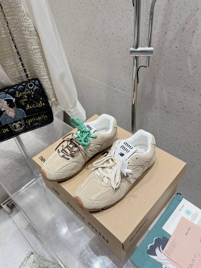 Miumiu 缪缪 Miu Miu X New Balance联名款运动鞋 2024早春发售前先近赏同样是在十月的巴黎时装周，又被眼尖的粉丝们看见了 Miu M