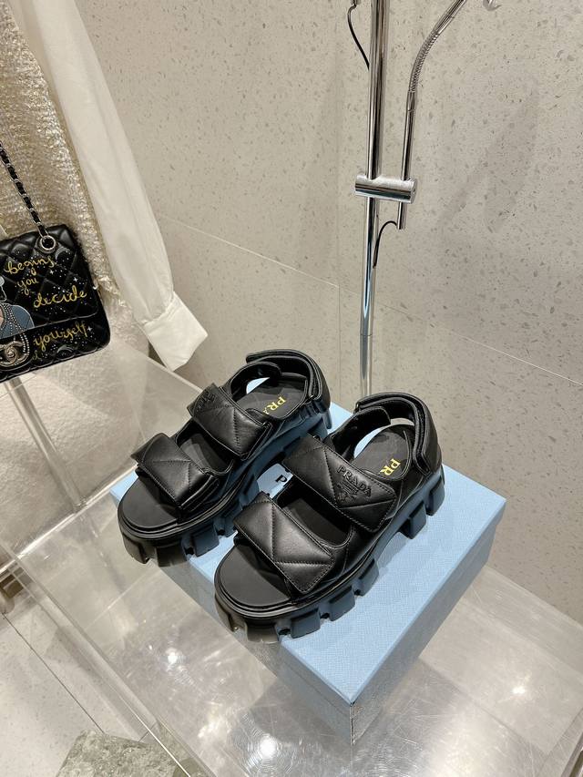 Prada 普拉达2024春夏新款凉鞋 魔术贴凉鞋 最新走秀款，经典升级 舒适度与时髦度并存 每个颜色搭配都好看，设计搭配不同风格需求 鞋面：原版定制牛皮 内里