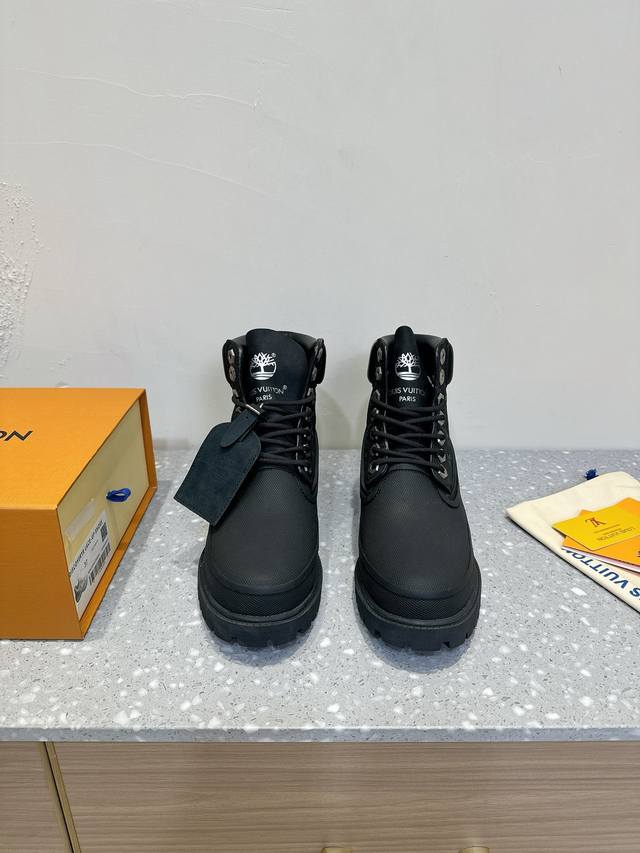 lv X Timberland 添柏岚 联名款 老花 压花 大黄靴 及踝靴 短靴 Lv X Timberland 及踝靴取材 Monogram 压纹防水正绒面牛