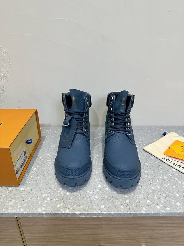 lv X Timberland 添柏岚 联名款 老花 压花 大黄靴 及踝靴 短靴 Lv X Timberland 及踝靴取材 Monogram 压纹防水正绒面牛