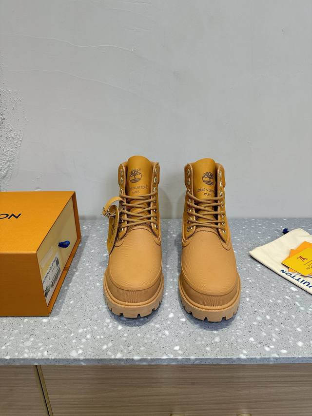 lv X Timberland 添柏岚 联名款 老花 压花 大黄靴 及踝靴 短靴 Lv X Timberland 及踝靴取材 Monogram 压纹防水正绒面牛