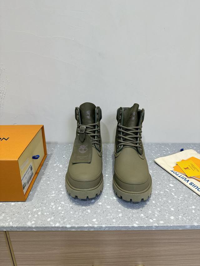 lv X Timberland 添柏岚 联名款 老花 压花 大黄靴 及踝靴 短靴 Lv X Timberland 及踝靴取材 Monogram 压纹防水正绒面牛