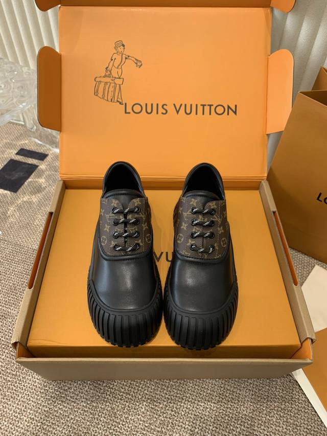 代购级 Louis Vuitton 24秋冬 路易威登秋冬新款复古厚底鞋 玛丽珍 可爱十足非常减龄，完全不害怕显腿短，穿上后显得腿又瘦又直，超级推荐！ 简约好搭