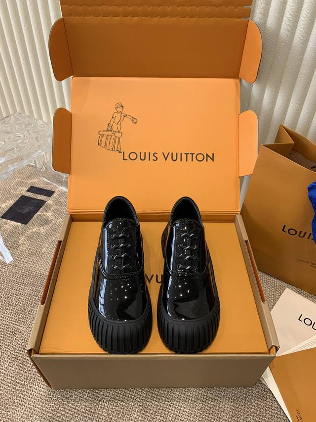 代购级 Louis Vuitton 24秋冬 路易威登秋冬新款复古厚底鞋 玛丽珍 可爱十足非常减龄，完全不害怕显腿短，穿上后显得腿又瘦又直，超级推荐！ 简约好搭