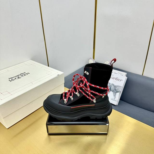 Alexander Mcqueen 麦昆最新款厚底马丁靴，原版1:1开发 大底原版开膜tpu底，面料全粒面牛皮+高丝光牛猄，里皮羊皮 原版五金登山扣 底高5Cm