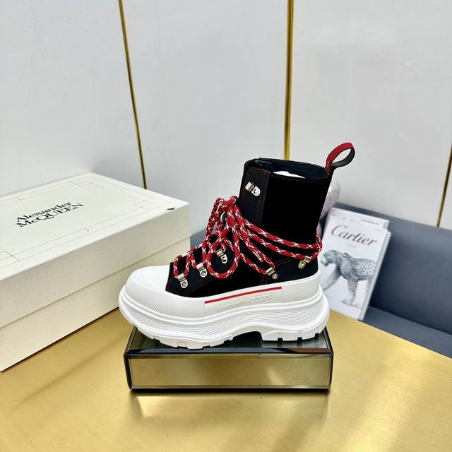 Alexander Mcqueen 麦昆最新款厚底马丁靴，原版1:1开发 大底原版开膜tpu底，面料全粒面牛皮+高丝光牛猄，里皮羊皮 原版五金登山扣 底高5Cm