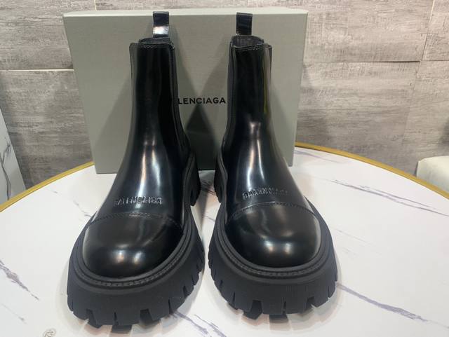 升级版购入原版一比一大底开模，顶级版本balenciaga巴黎世家大头切而西马丁靴，经典开边珠黑色给整体更酷的感觉，时尚元素与经典结合、这款被无数网红、明星、时