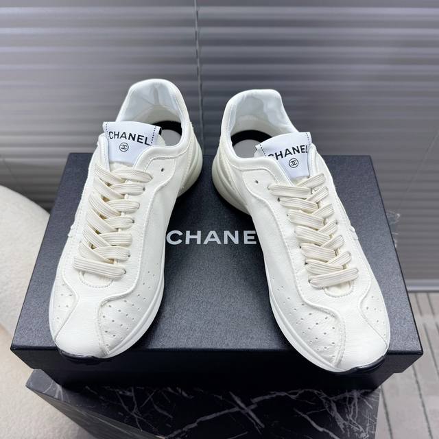 chanel 25C最新款运动鞋~~~ 轻便柔软；简约时尚；黑 白经典配色；小红书刷屏种草款~~~ 进口孟加拉a级环保皮，无内衬柔软皮质，3.5Cm厚发泡组合t