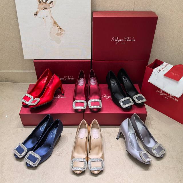 Roger Vivier 224 罗杰维维亚春夏新款dorsay凉鞋 缎面搭配钻扣，一眼被惊艳到仙女们确定不拿下这款绝美后空凉鞋吗气场妥妥的安排上夏日搭配各种小